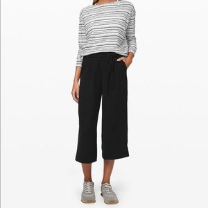 Lululemon Noir Crop